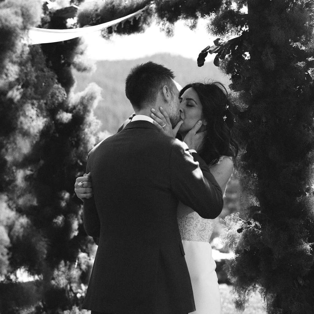 新娘和新郎接吻