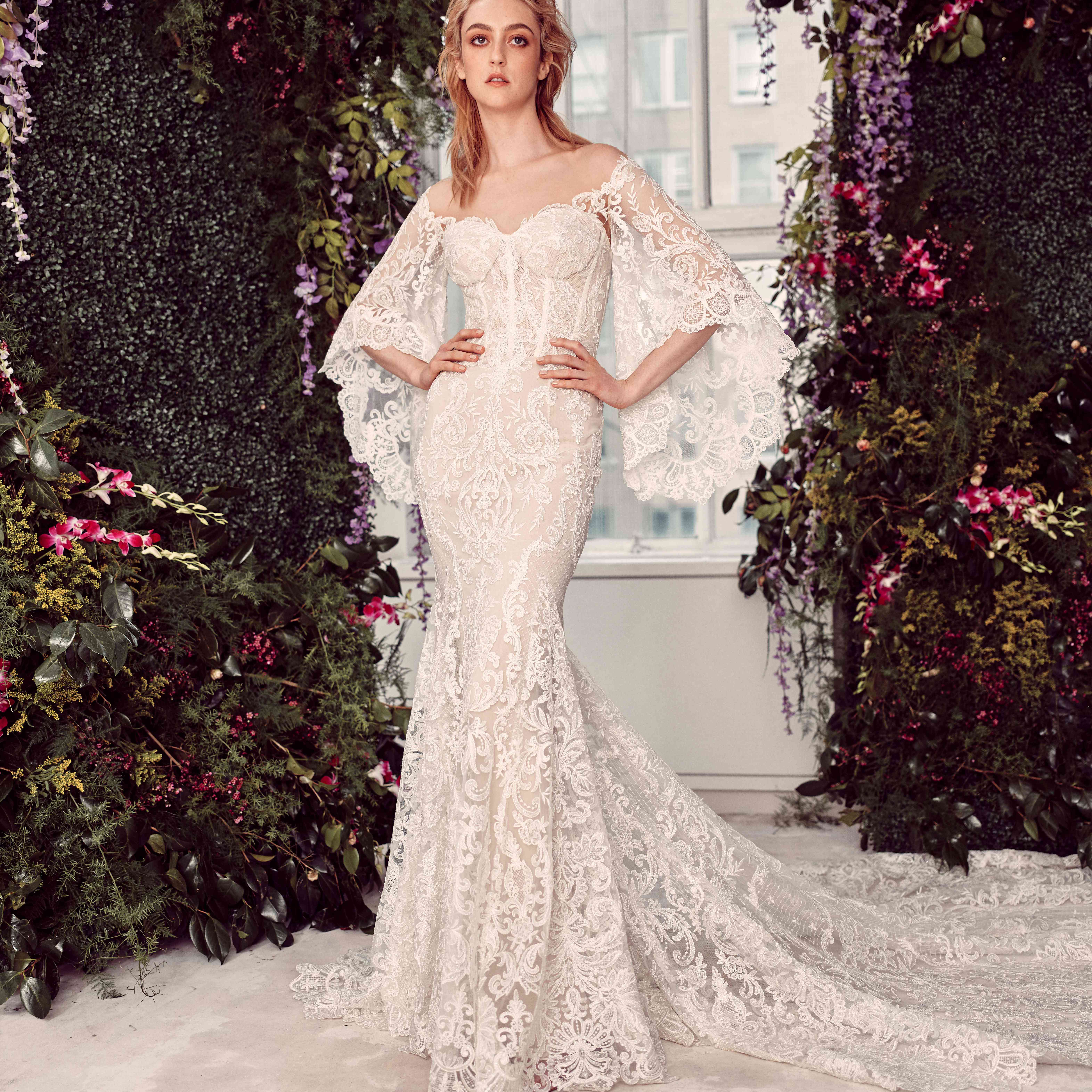 在喇叭蕾丝紧身裙与喇叭袖型