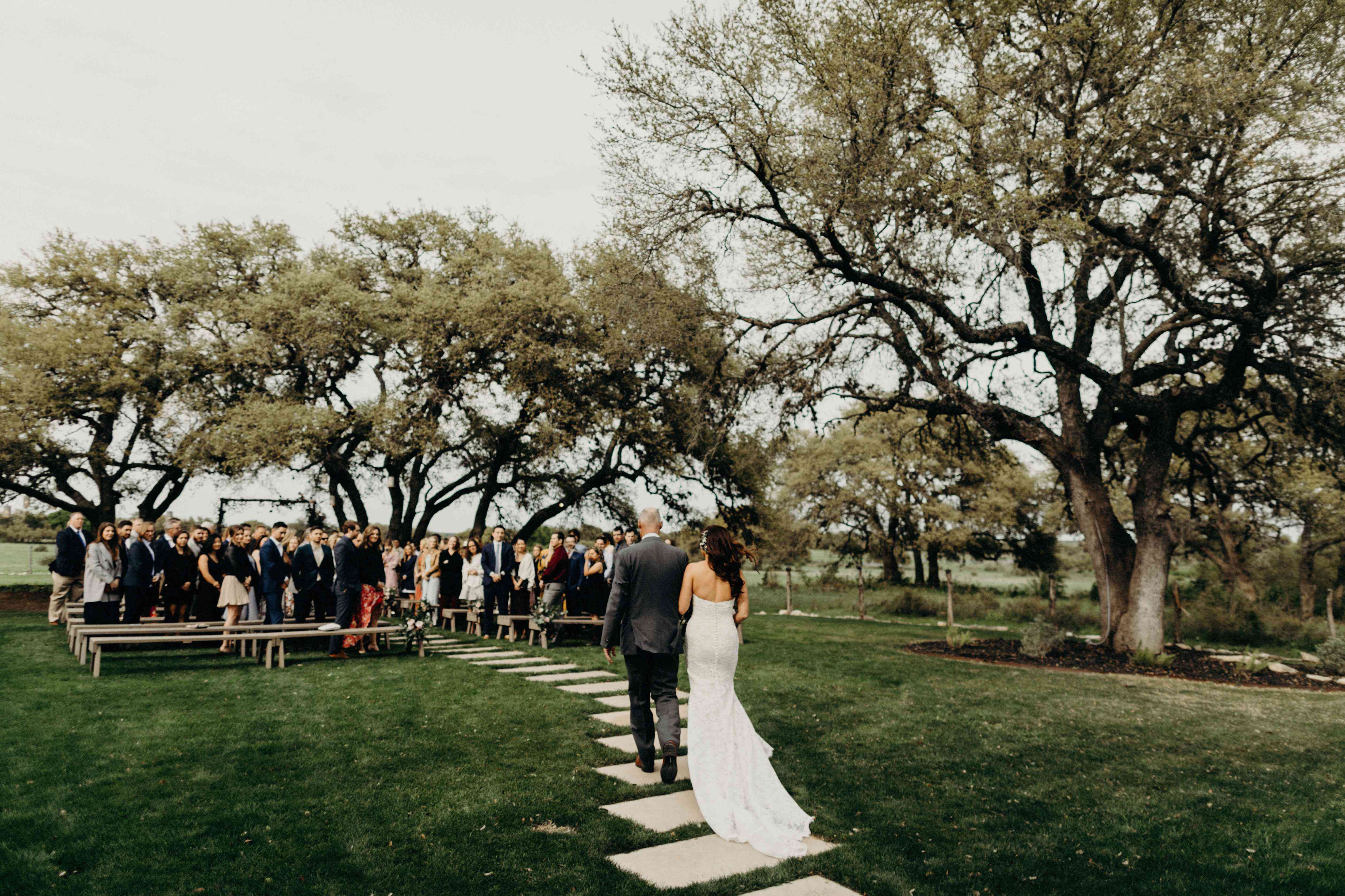 走在与父亲的走道的新娘