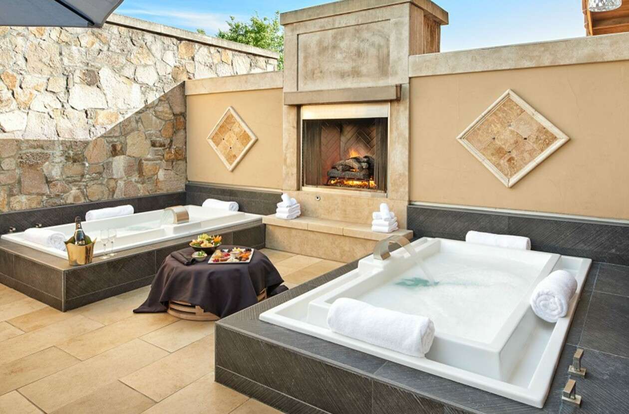 位于The Estate Yountville的露天水疗套房，适合情侣