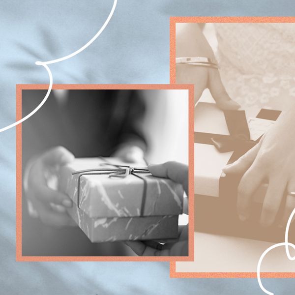 照片合成一个包装的礼物从一个男人的手，和一个女人与结婚戒指打开包装的礼物