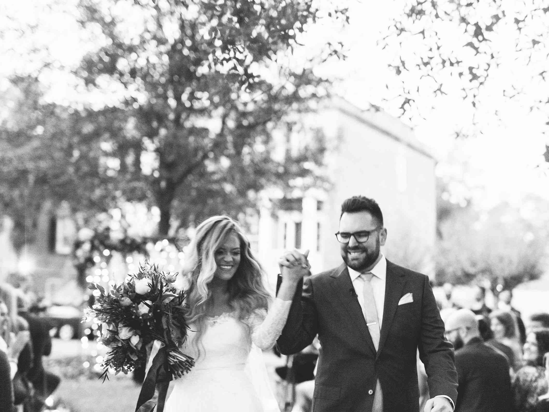 异想天开大草原婚礼上，新郎和新娘手牵着手退场