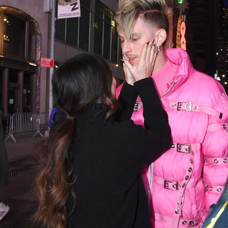 梅根福克斯从挤压机枪凯莉的脸上看到，穿着金发碧眼的莫霍克和粉红色的河豚外套