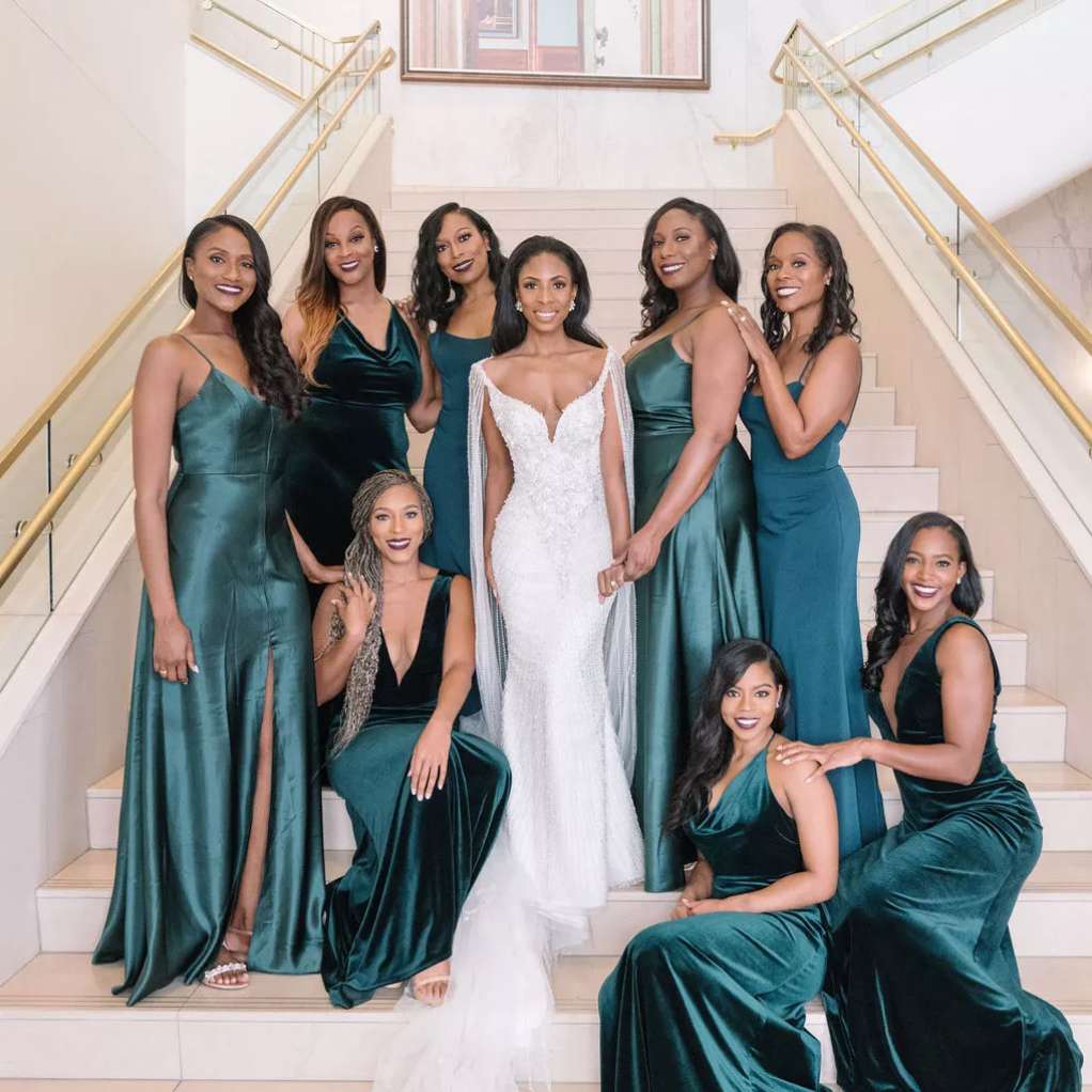 有伴娘的新娘在祖母绿礼服