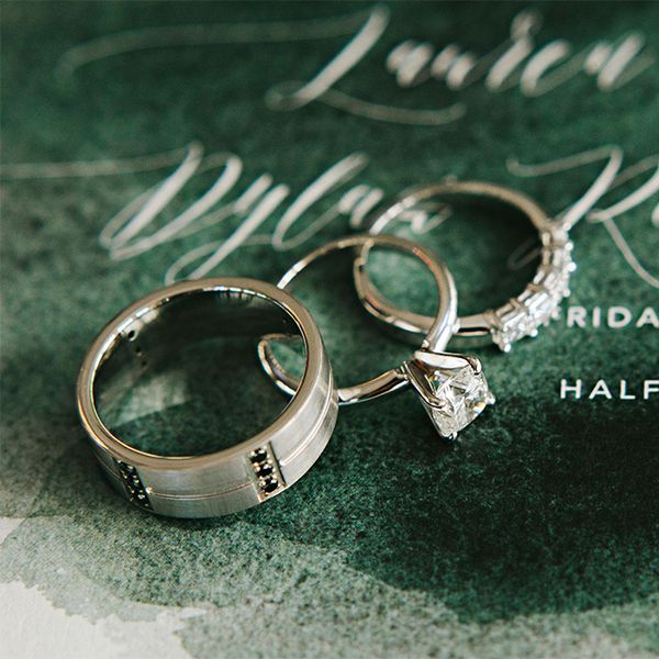 独特的男士结婚戒指和女士结婚戒指