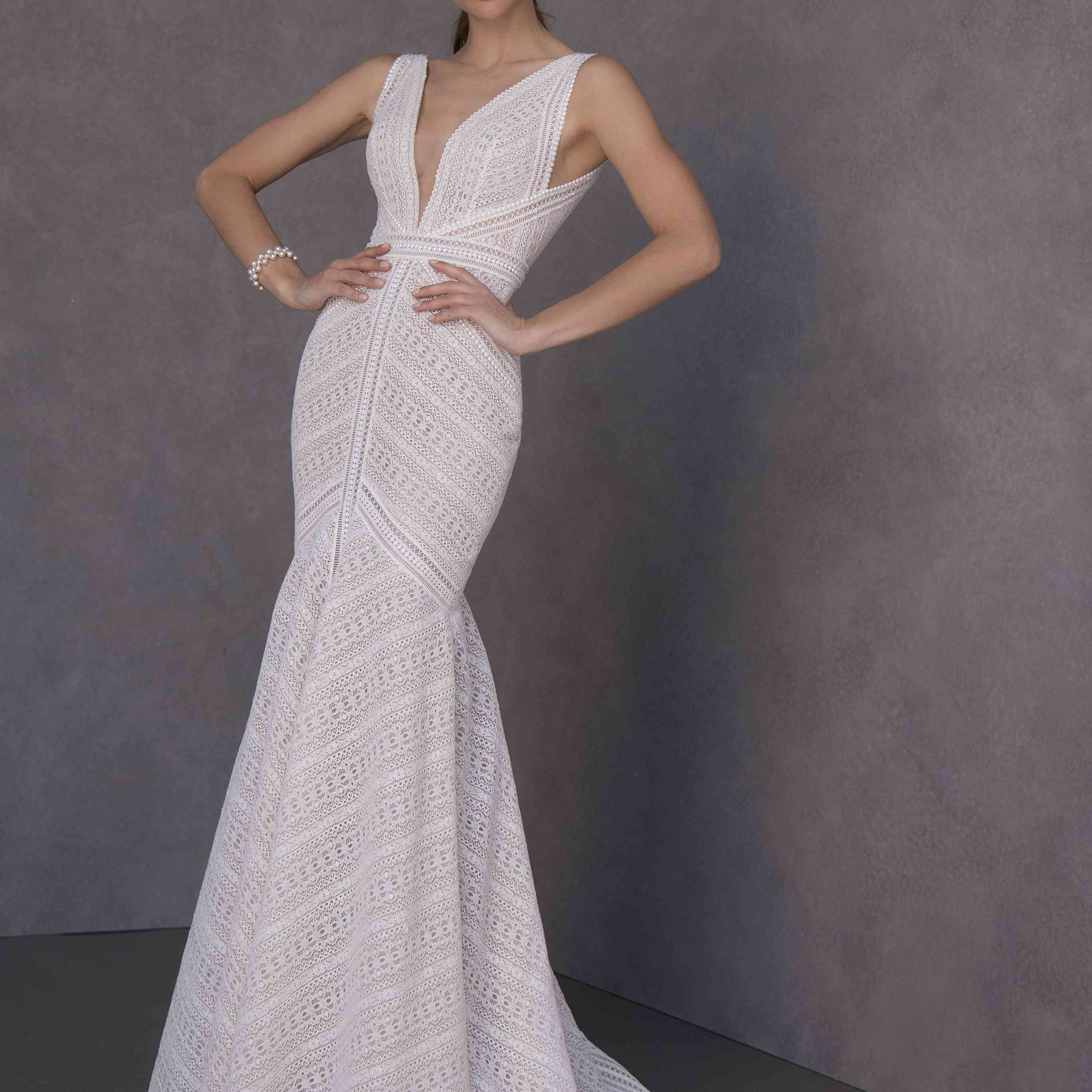 模型的几何花边装修和耀斑礼服与幻觉领口