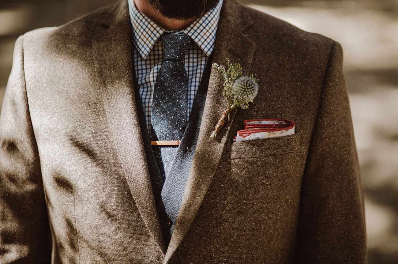 新郎的胸花，以仙人掌为特色的沙漠氛围