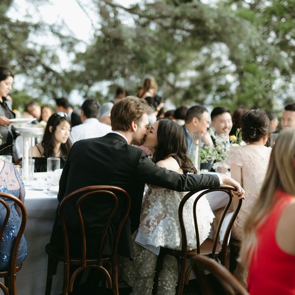 情侣在婚宴上接吻