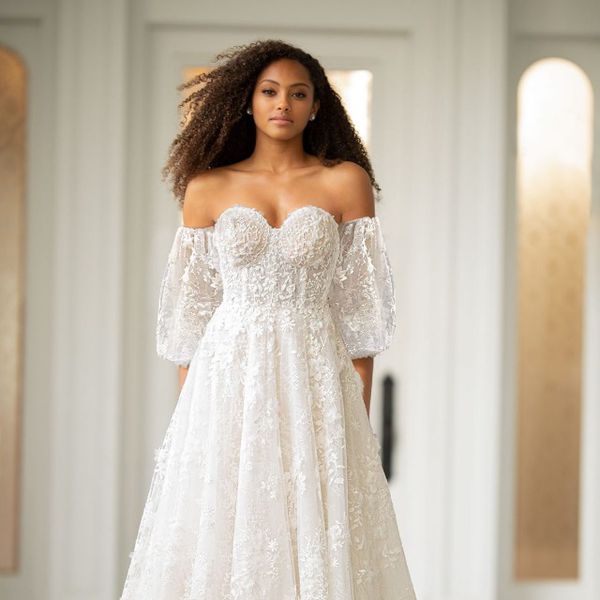 模特在花边与膨化袖子露肩礼服