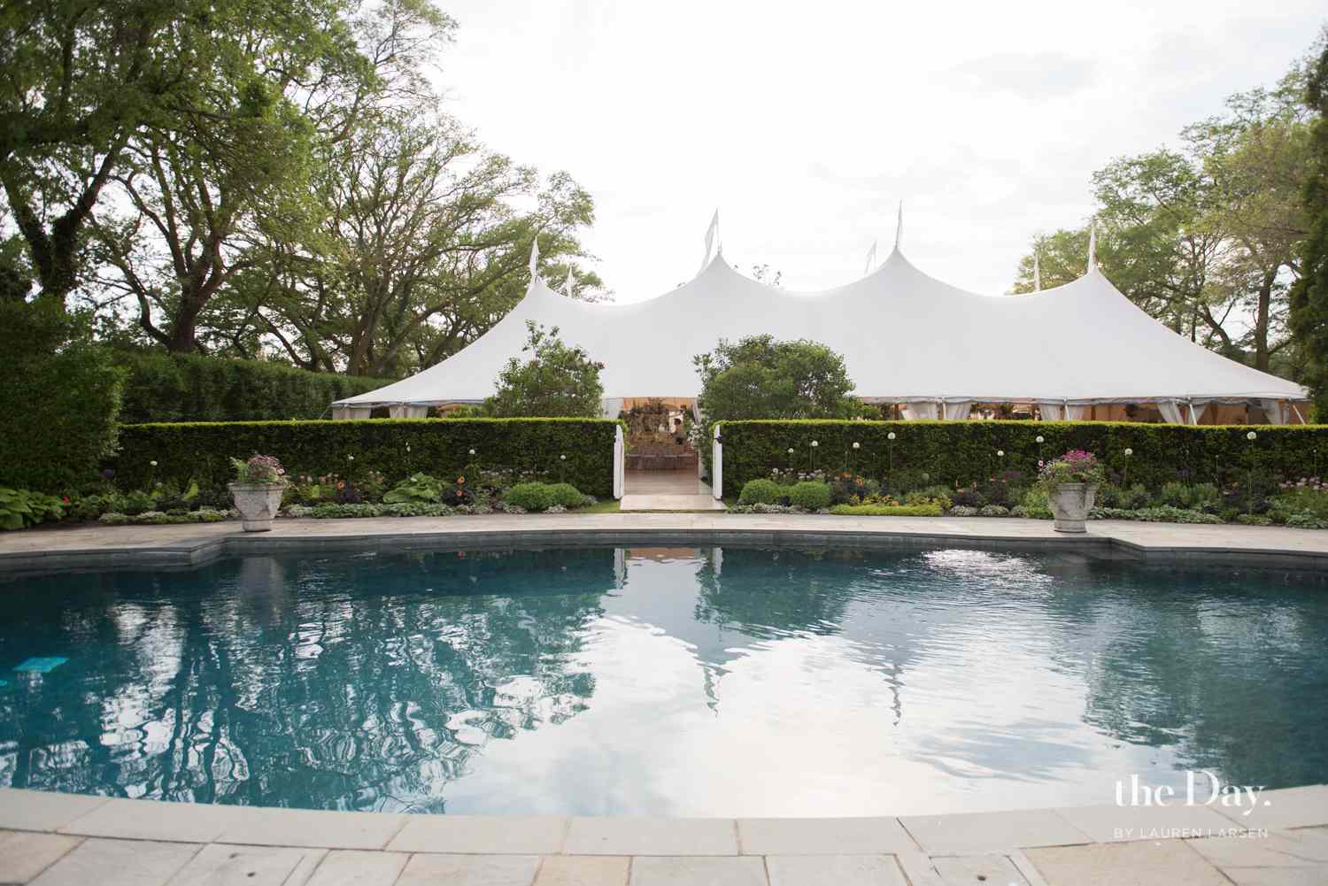 一个游泳池帐篷