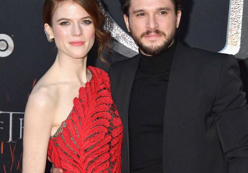 <p> Ose Leslie和Kit Harington参加了纽约第8季首映的“王位游戏”。</ p>