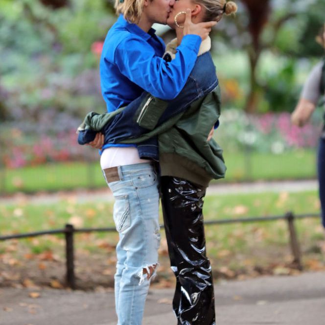 贾斯汀·比伯亲吻海莉·鲍德温