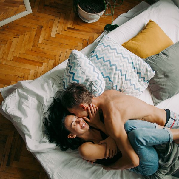 一对情侣在床上接吻