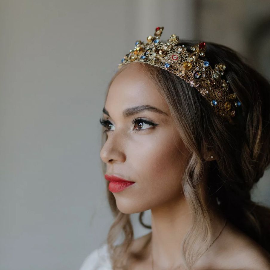 新娘穿着五彩缤纷的冠