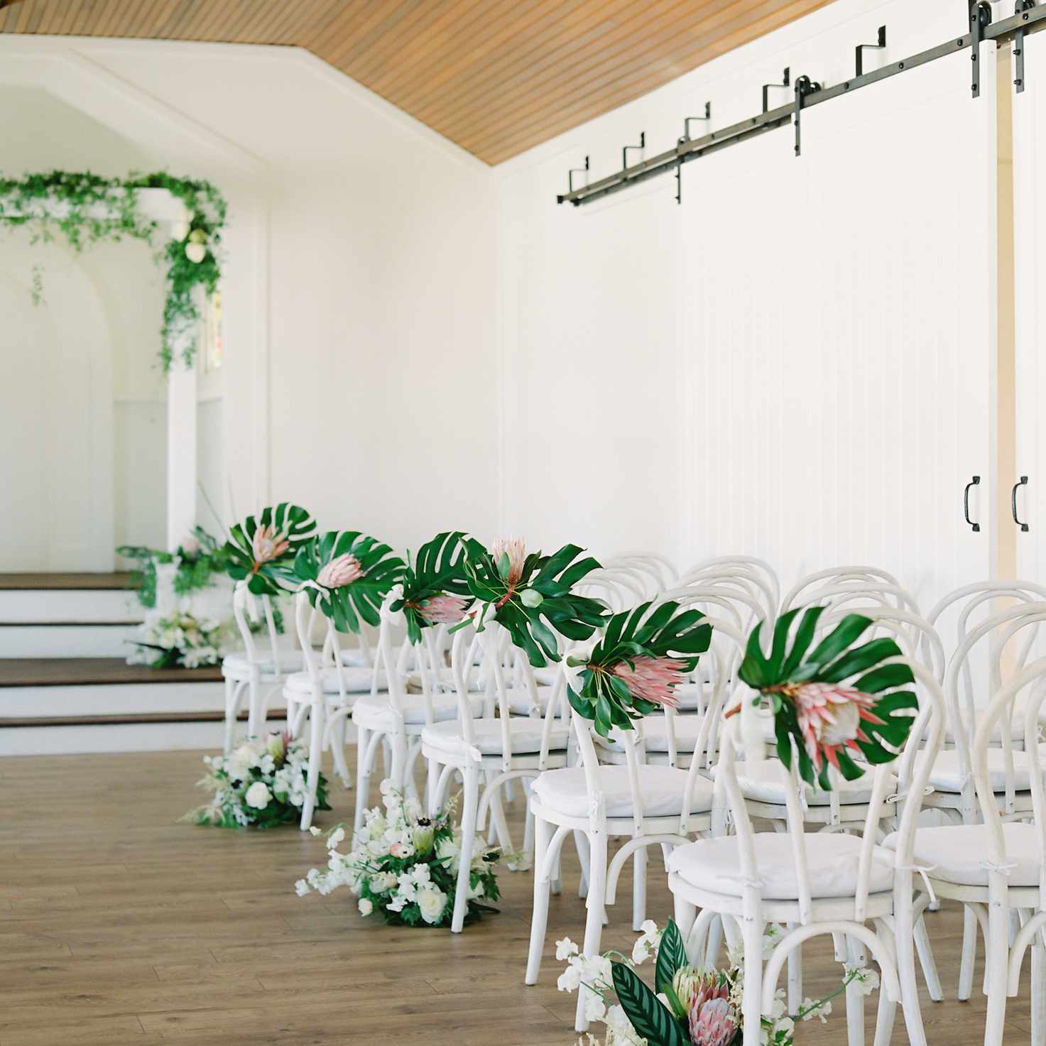 仪式通道与怪物叶子和protea安排在椅子上