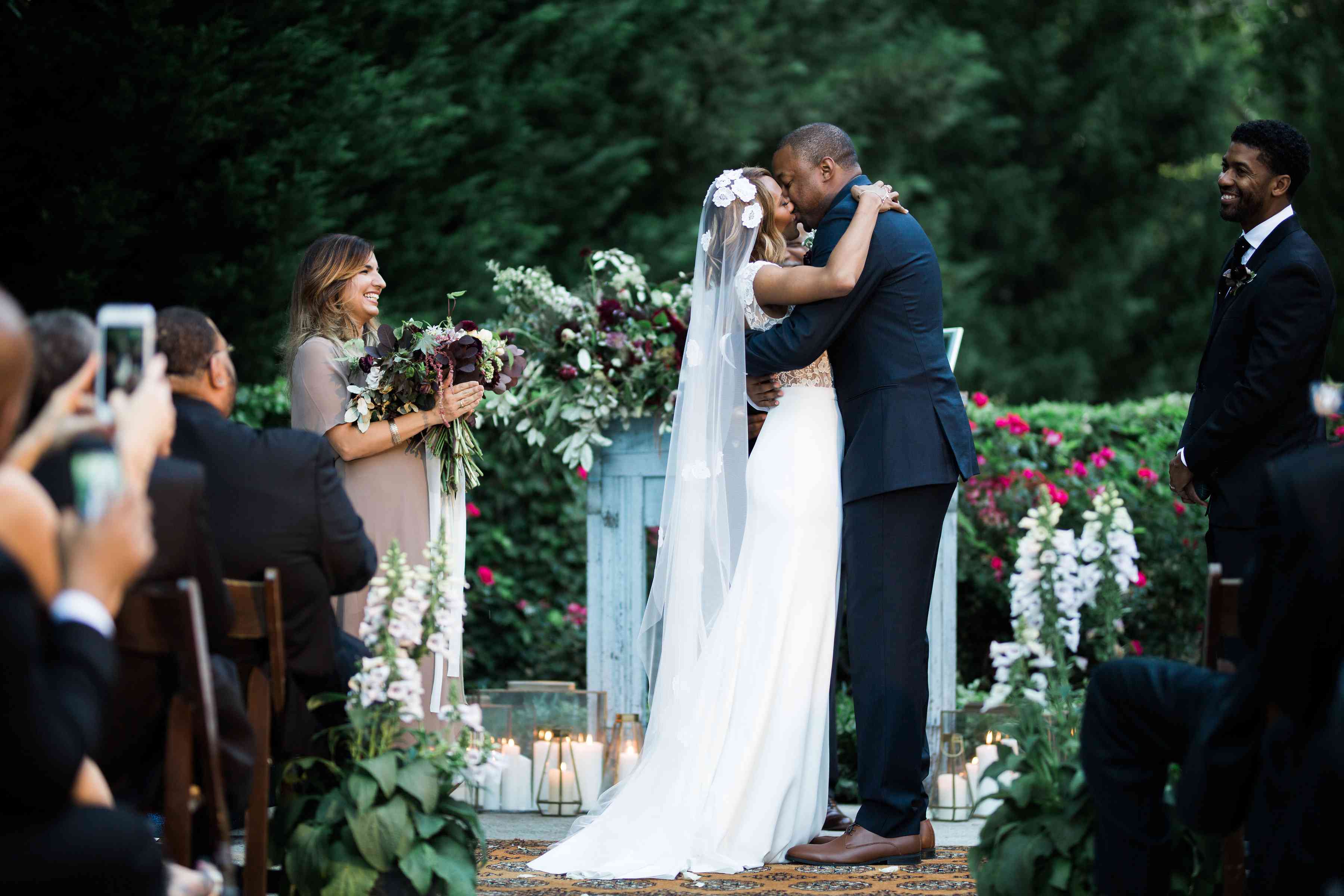 婚礼期间情侣接吻