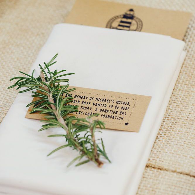 说明表卡在桌子上与松叶