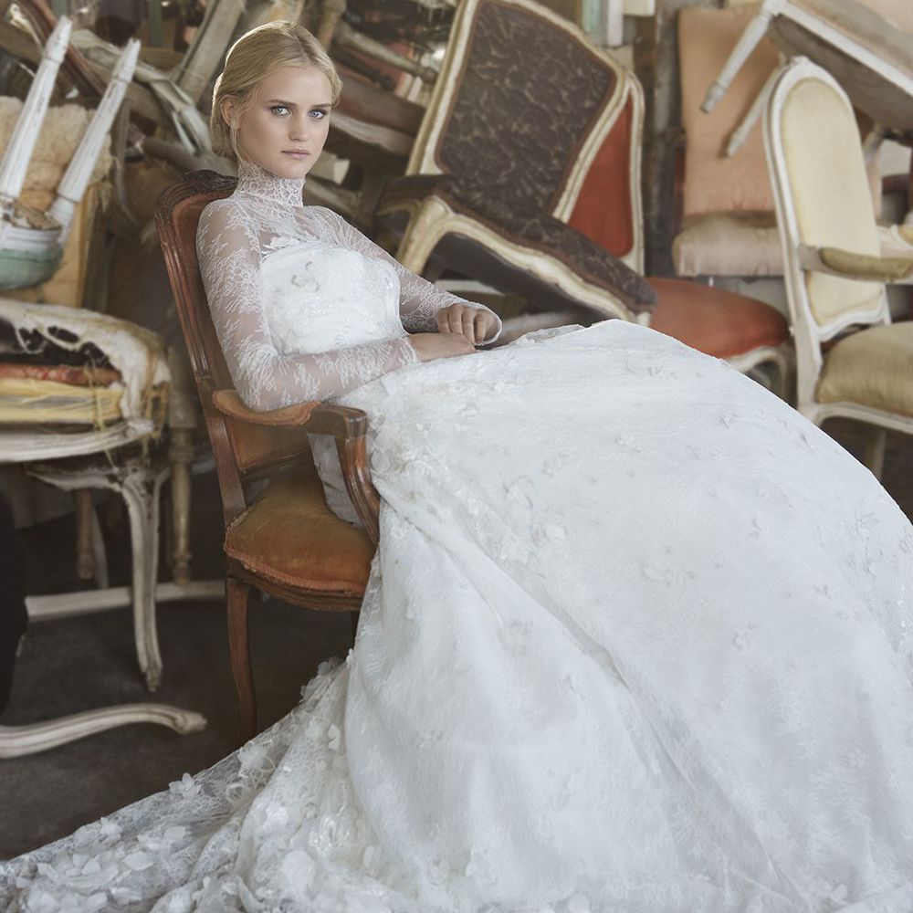 模特坐在3D印花蕾丝婚纱，梦幻高领，长袖