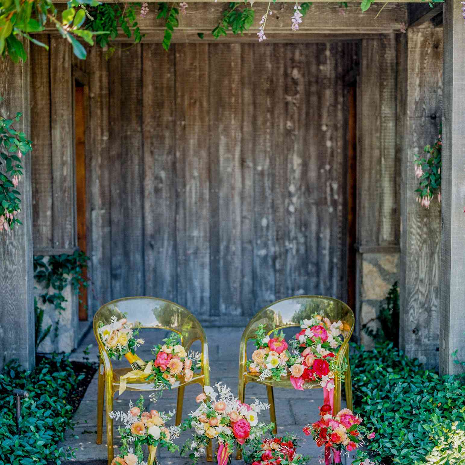 鲜艳的花朵和椅子