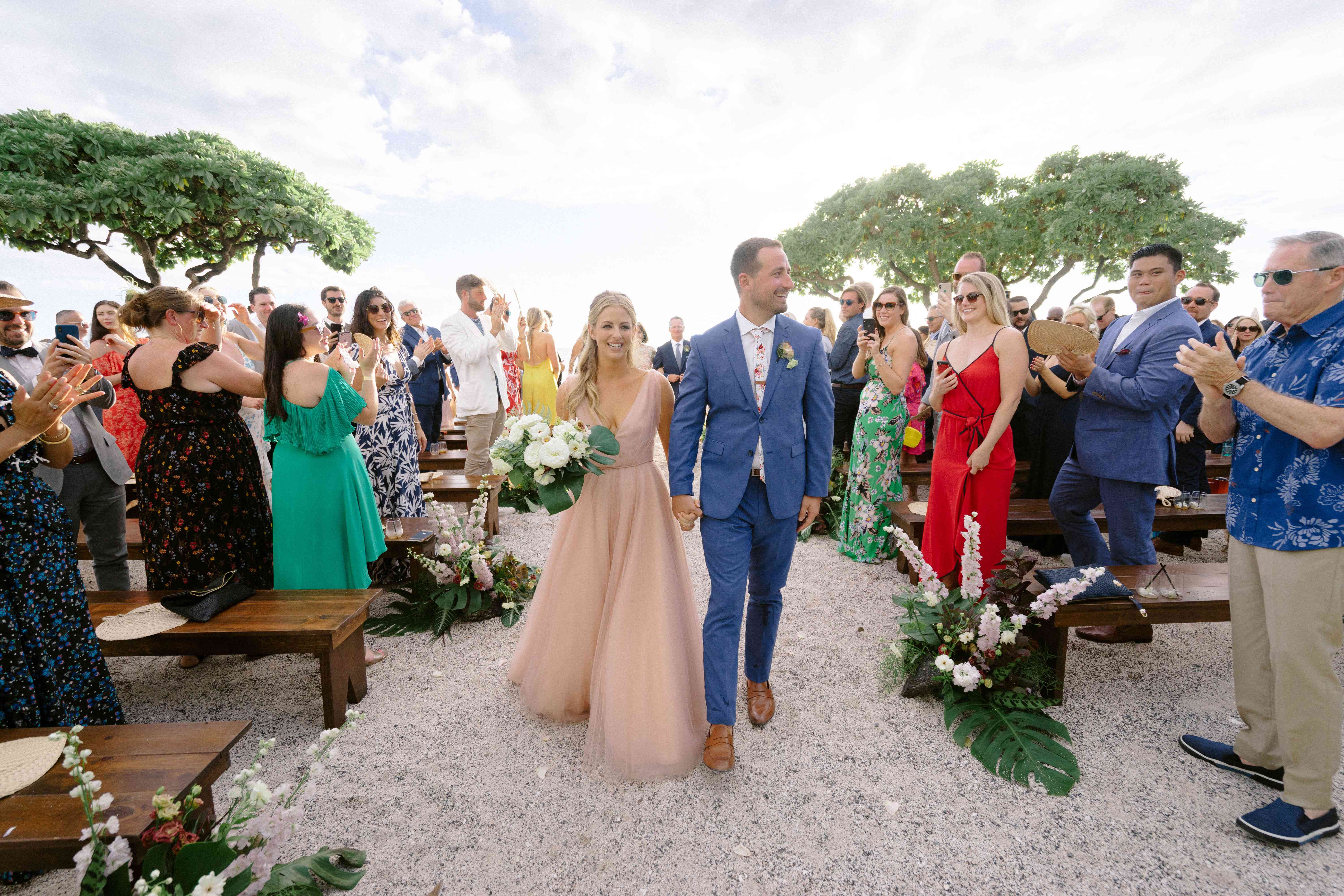 这对新婚夫妇离开了仪式