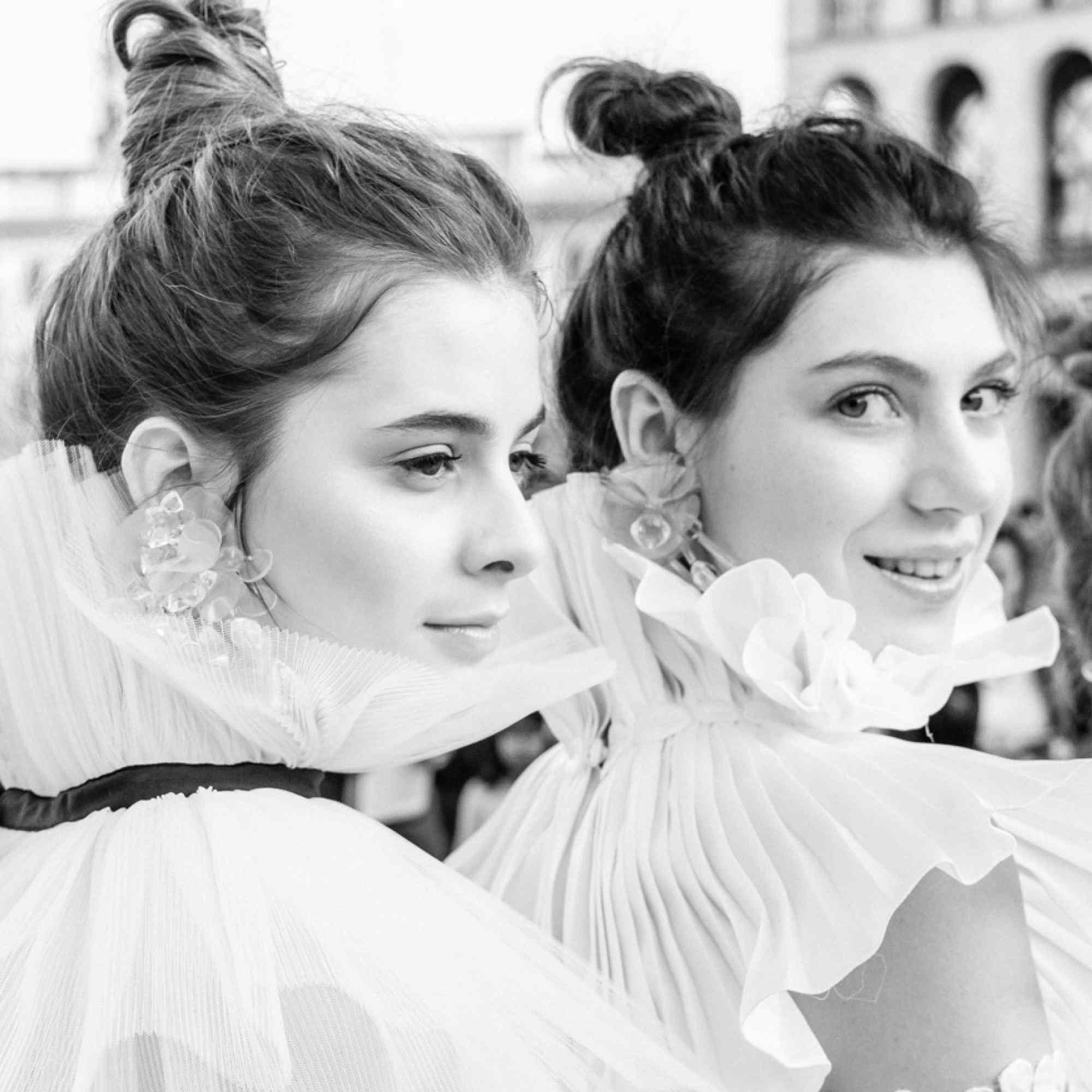 新娘模型显示高领