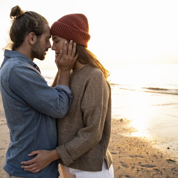 一对情侣在日落的海滩上拥抱