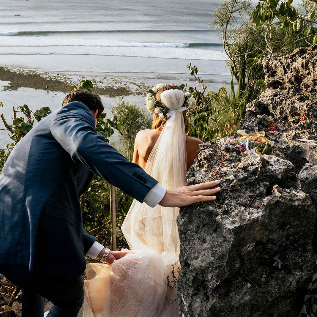 新郎手捧新娘“class=