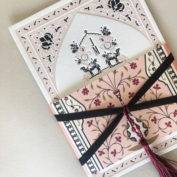 由Emily Baird设计的粉色花卉邀请函。