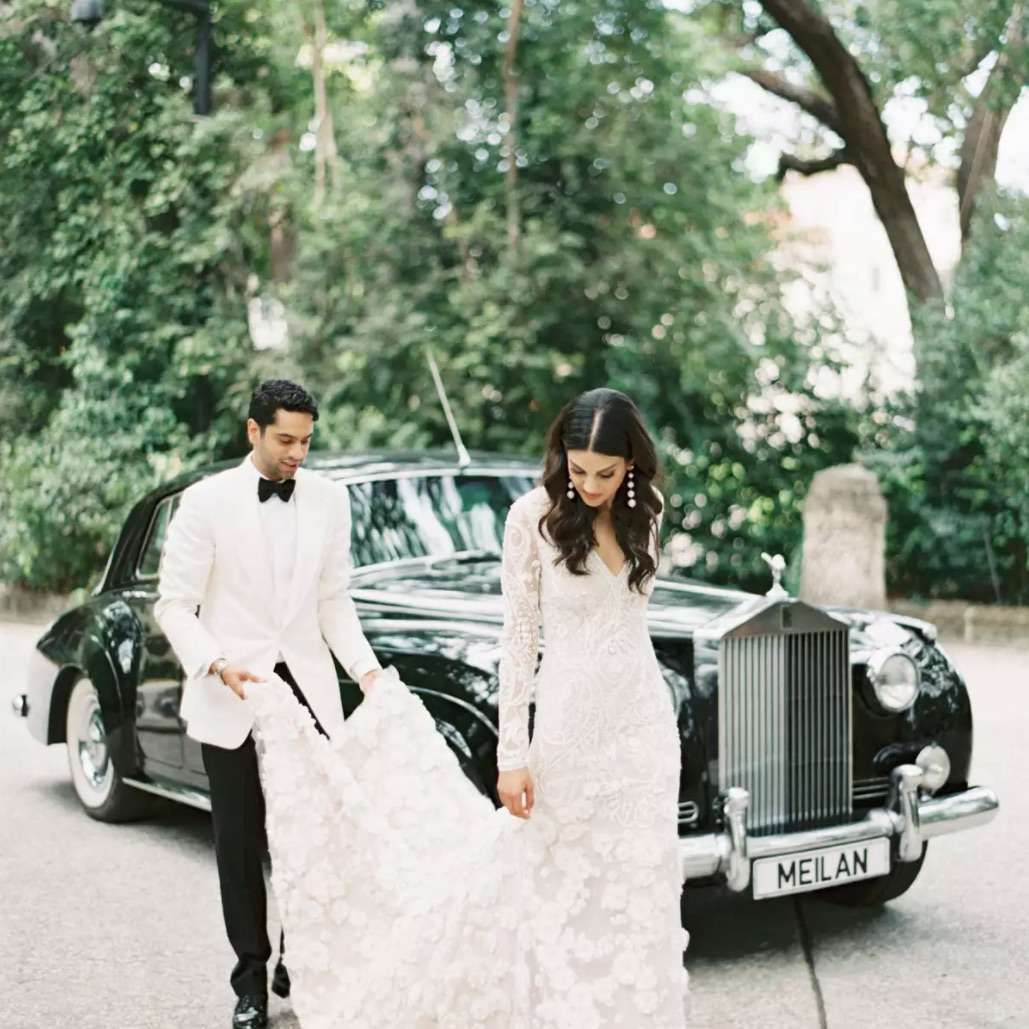 新婚夫妇和老爷车