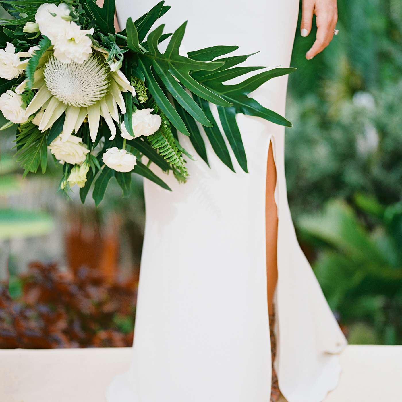 <p>新娘花束白花和绿叶protea </ p>