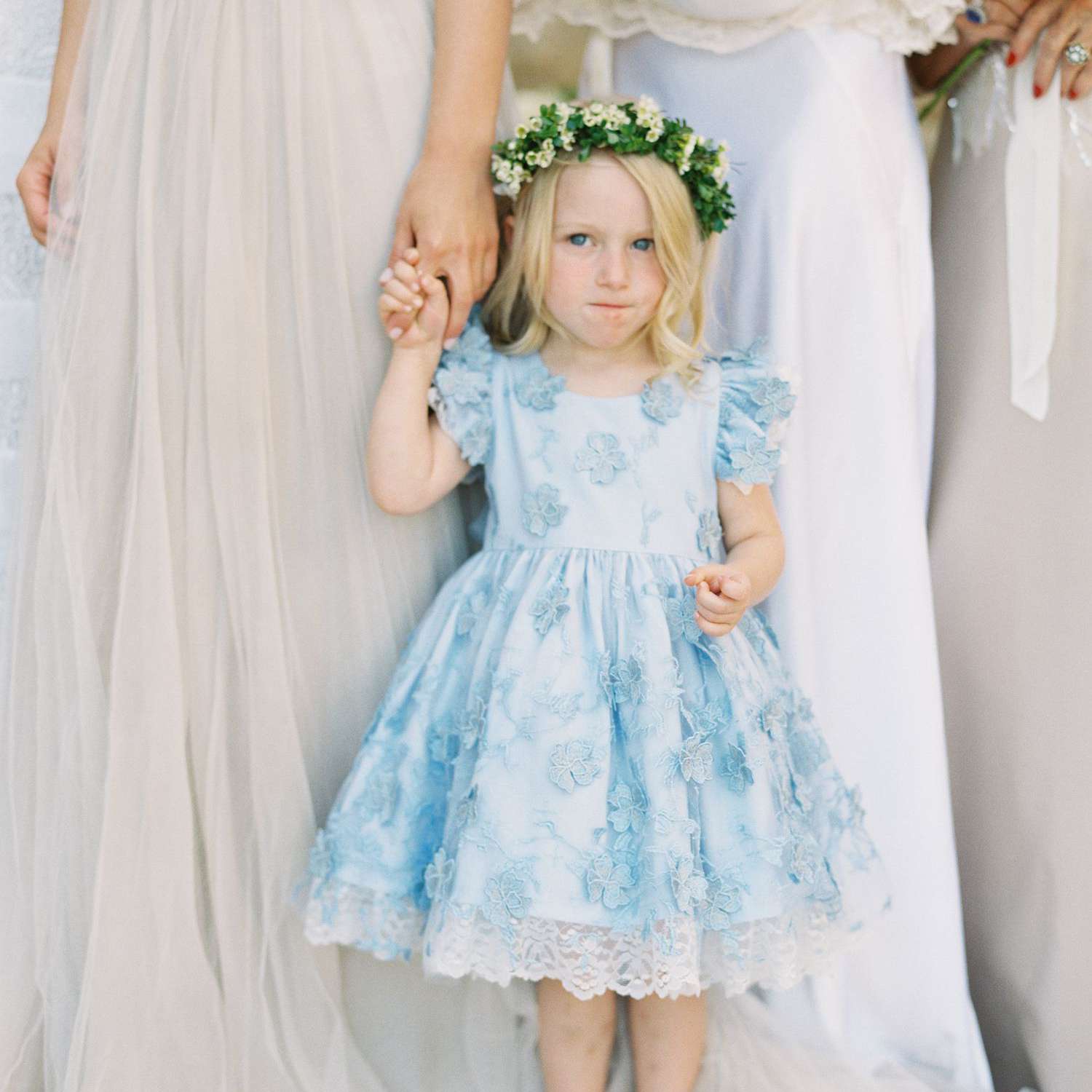 花女孩穿着蓝色打扮