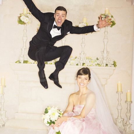 2012年10月，杰西卡·贝尔维尔在意大利普利亚市和贾斯汀·汀布莱克结婚时没有穿白色婚纱，这让杰西卡很震惊，但她穿了一件Giambattista Valli宽松的花瓣粉色婚纱，让她大吃一惊。这款定制的服装呼应了valli2012年春季高级定制系列的不同设计。贝尔将t台的红色换成了更女性化的色调，并弱化了戏剧性的轮廓——她的奥黛丽·赫本式的发型和飘逸的头纱也起到了一定的作用，这使得贝尔看起来像个新娘