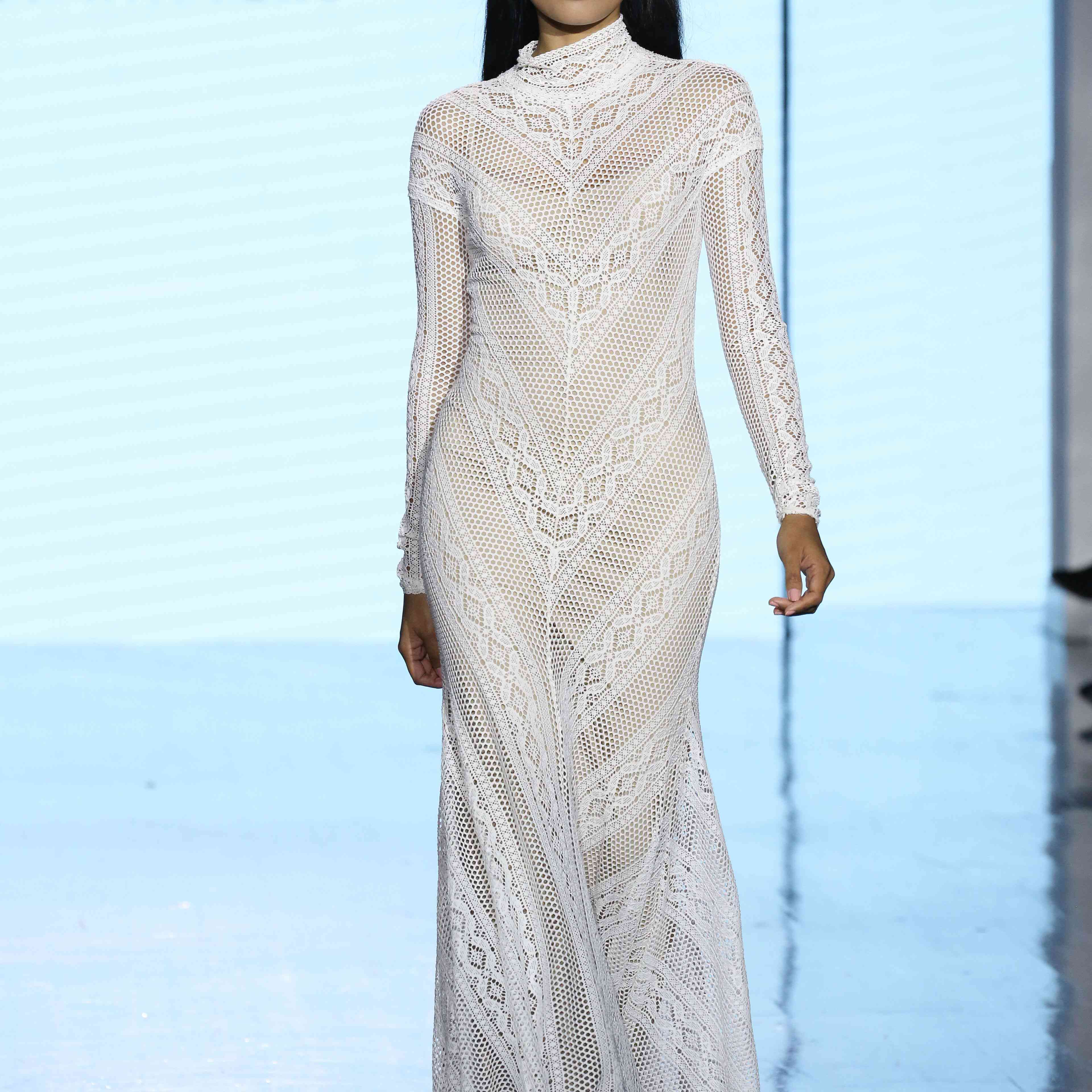 模特穿着长袖高领透明蕾丝婚纱