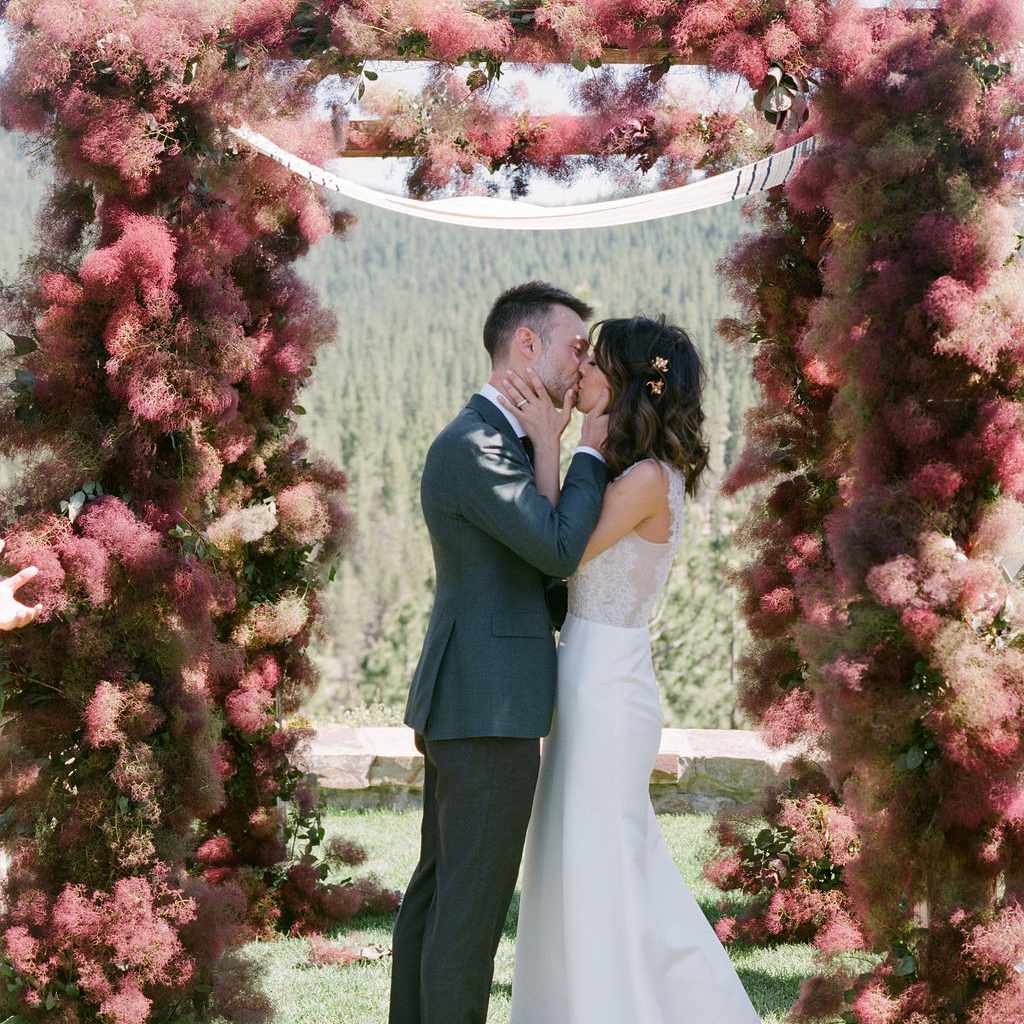 新娘和新郎接吻