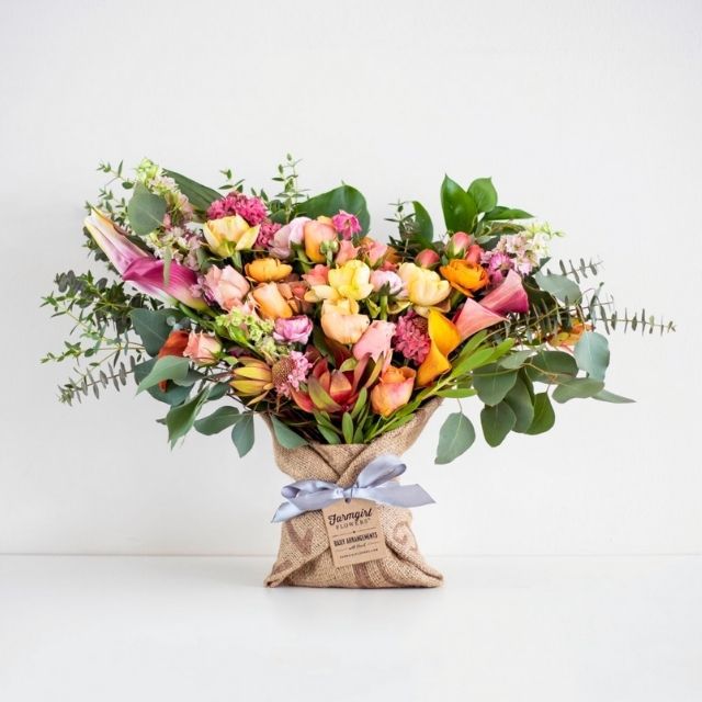 农场女孩花大爱粗麻布包裹着花束