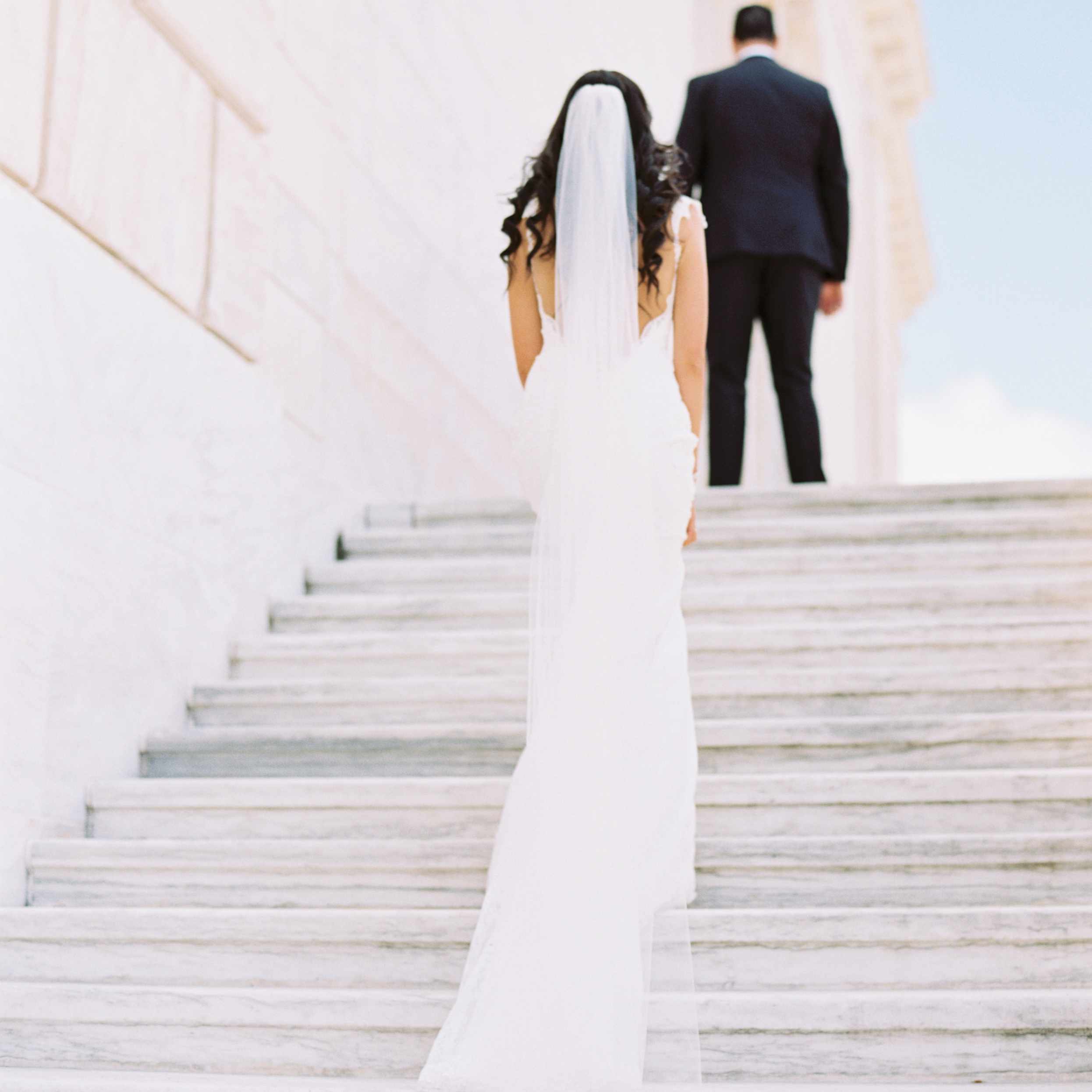 第一眼看到莎拉时，她走上了楼梯