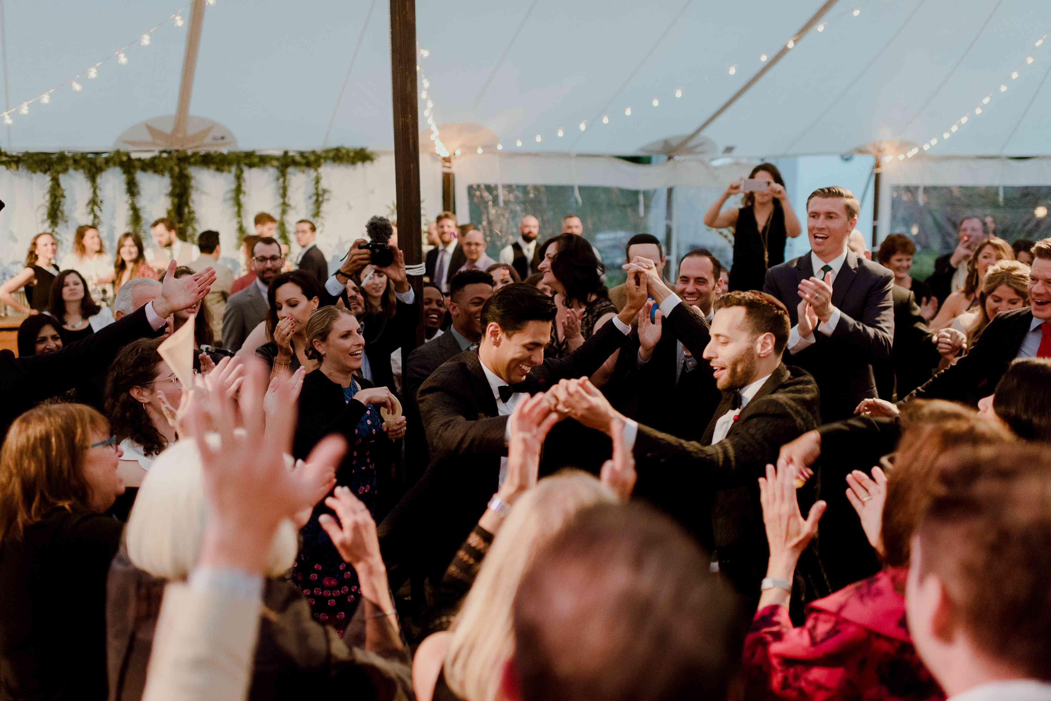 在接待新郎跳舞