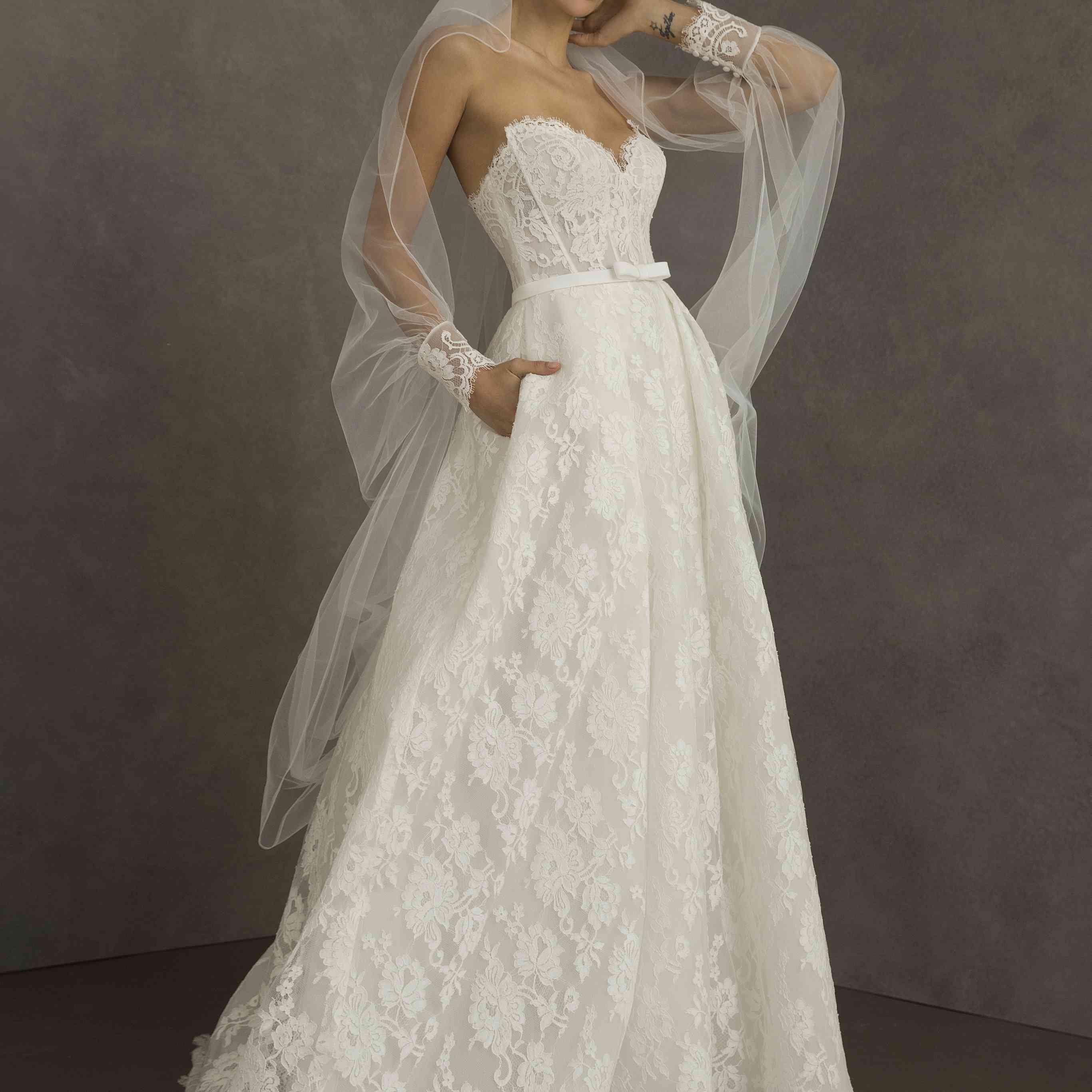 模型的露肩蕾丝甜心长礼服用细腰带的小蝴蝶结细节