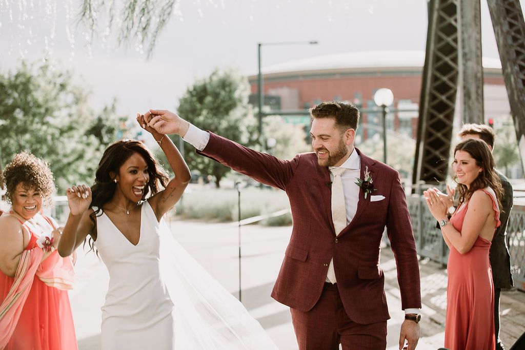 新娘和新郎沿着走廊走下去