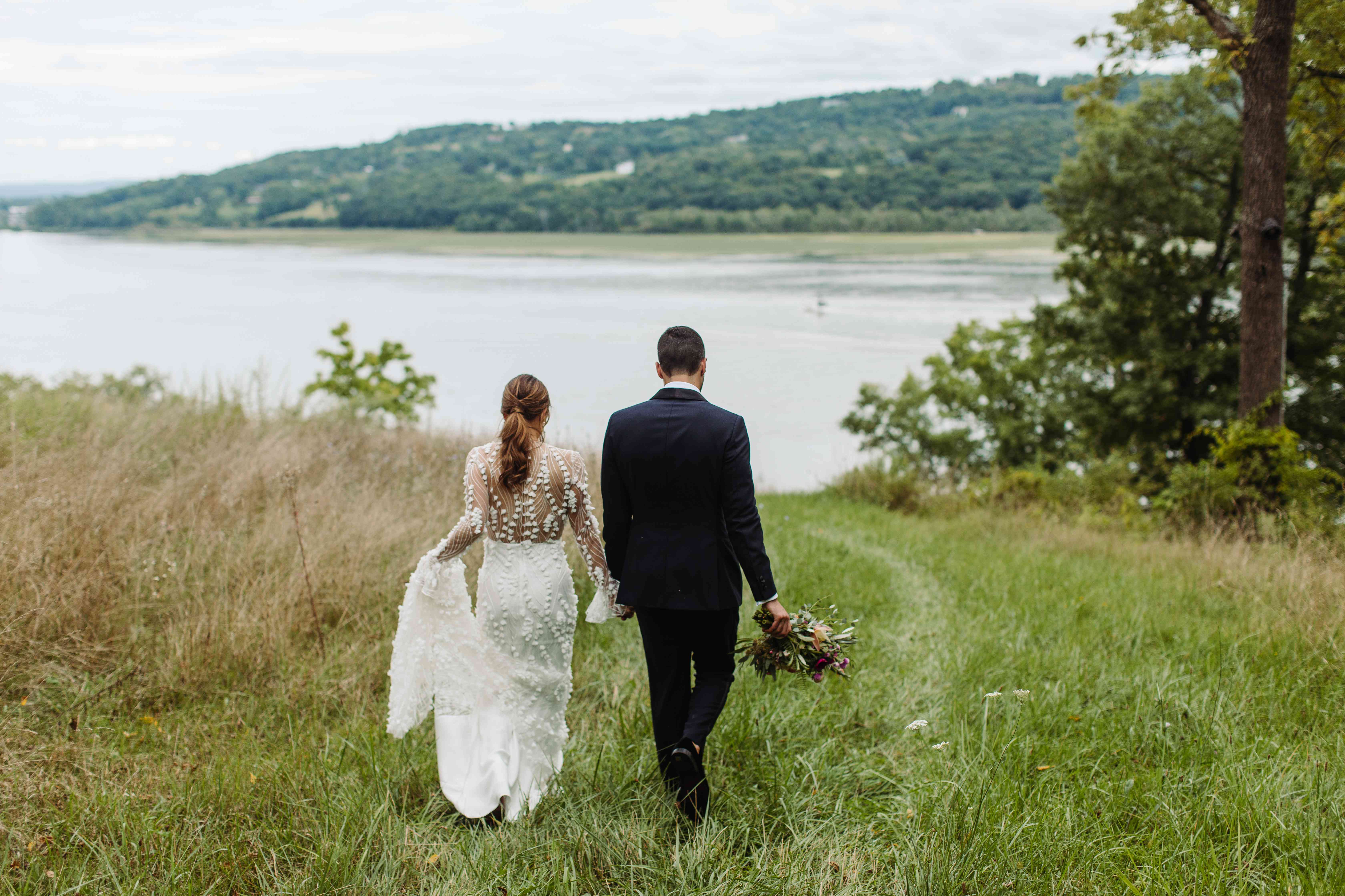 新娘和新郎走路