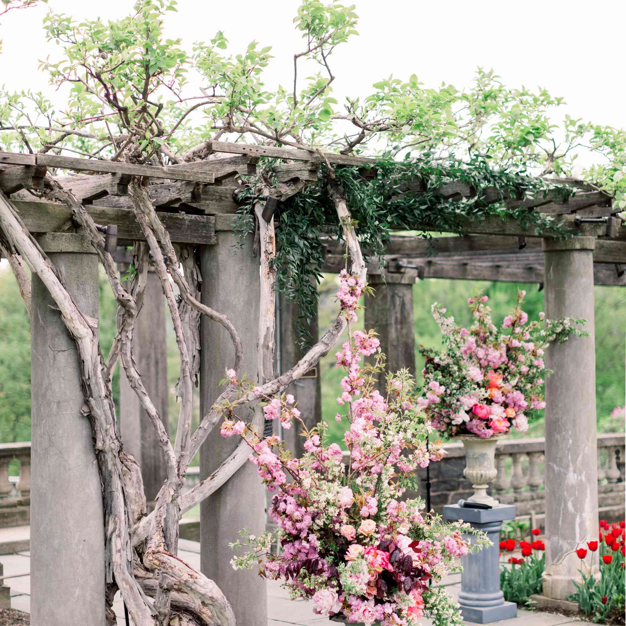 <p>花香和绿色祭坛装饰</ p> <br> <br>