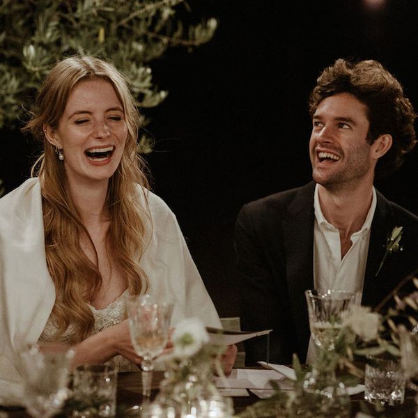 笑的新娘和新郎听婚礼敬酒