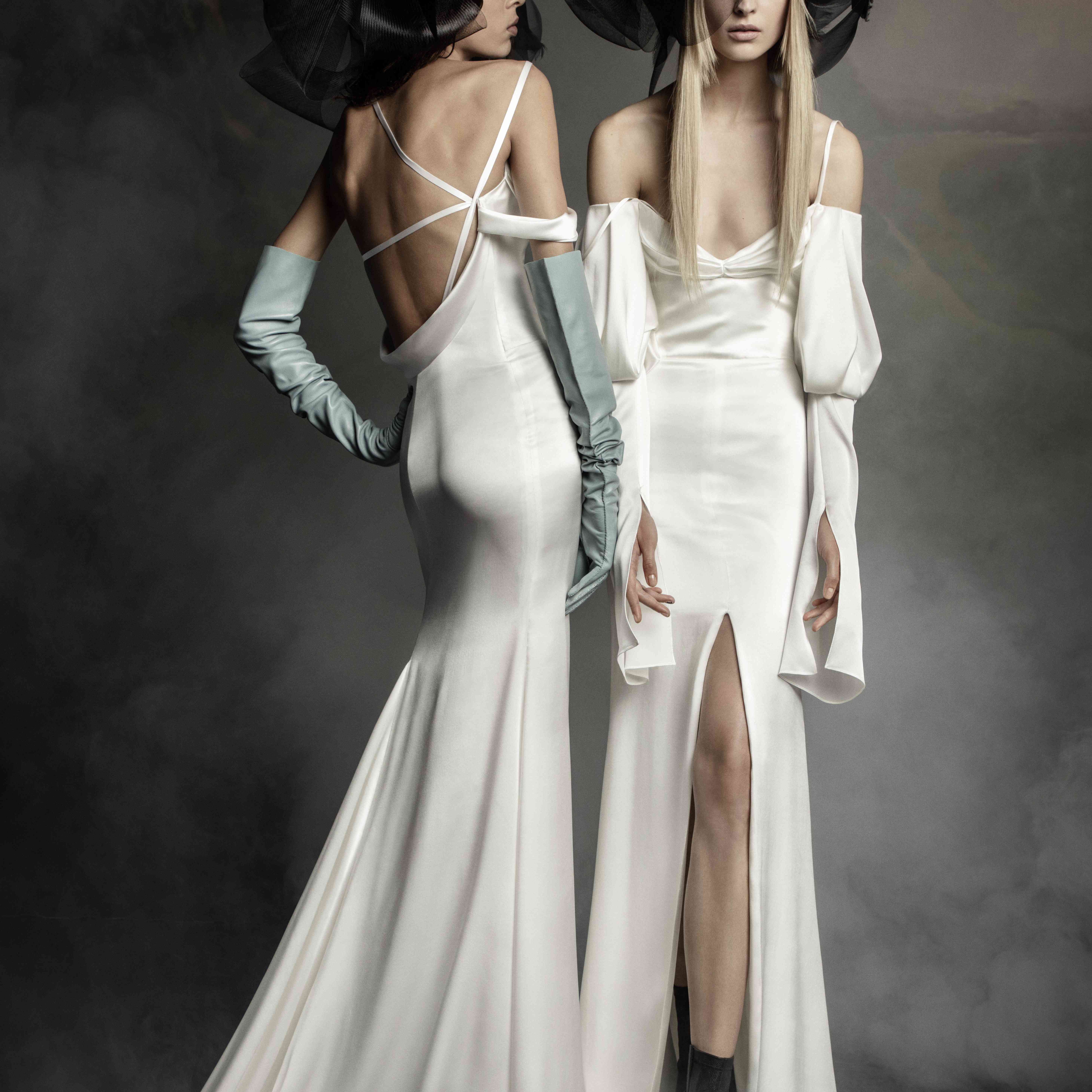 两名模特穿着露肩合身和闪耀的礼服，带肩带的袖子和黑色的头饰