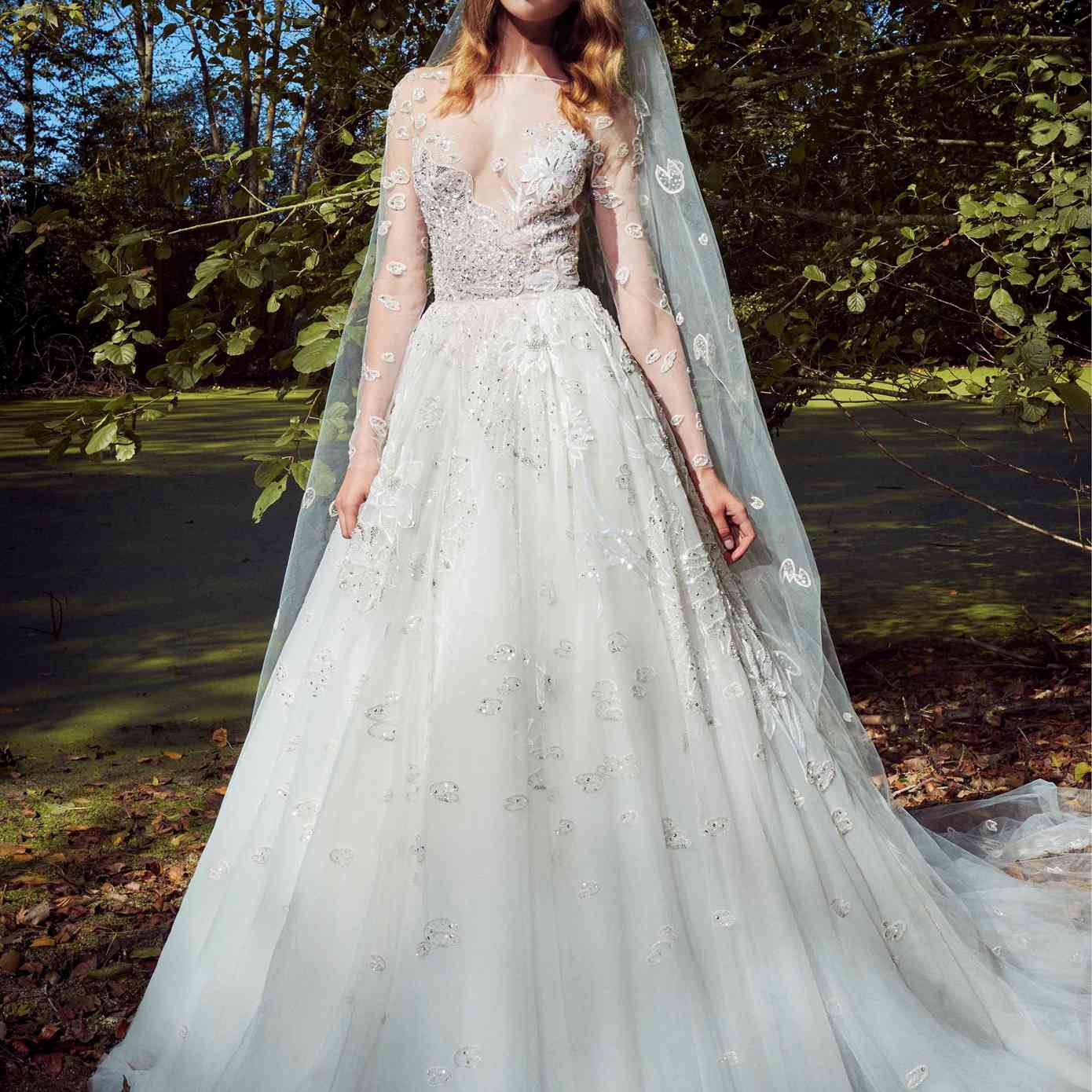 模型与幻觉长袖薄纱舞会礼服领口和银色亮片刺绣和一个匹配的面纱