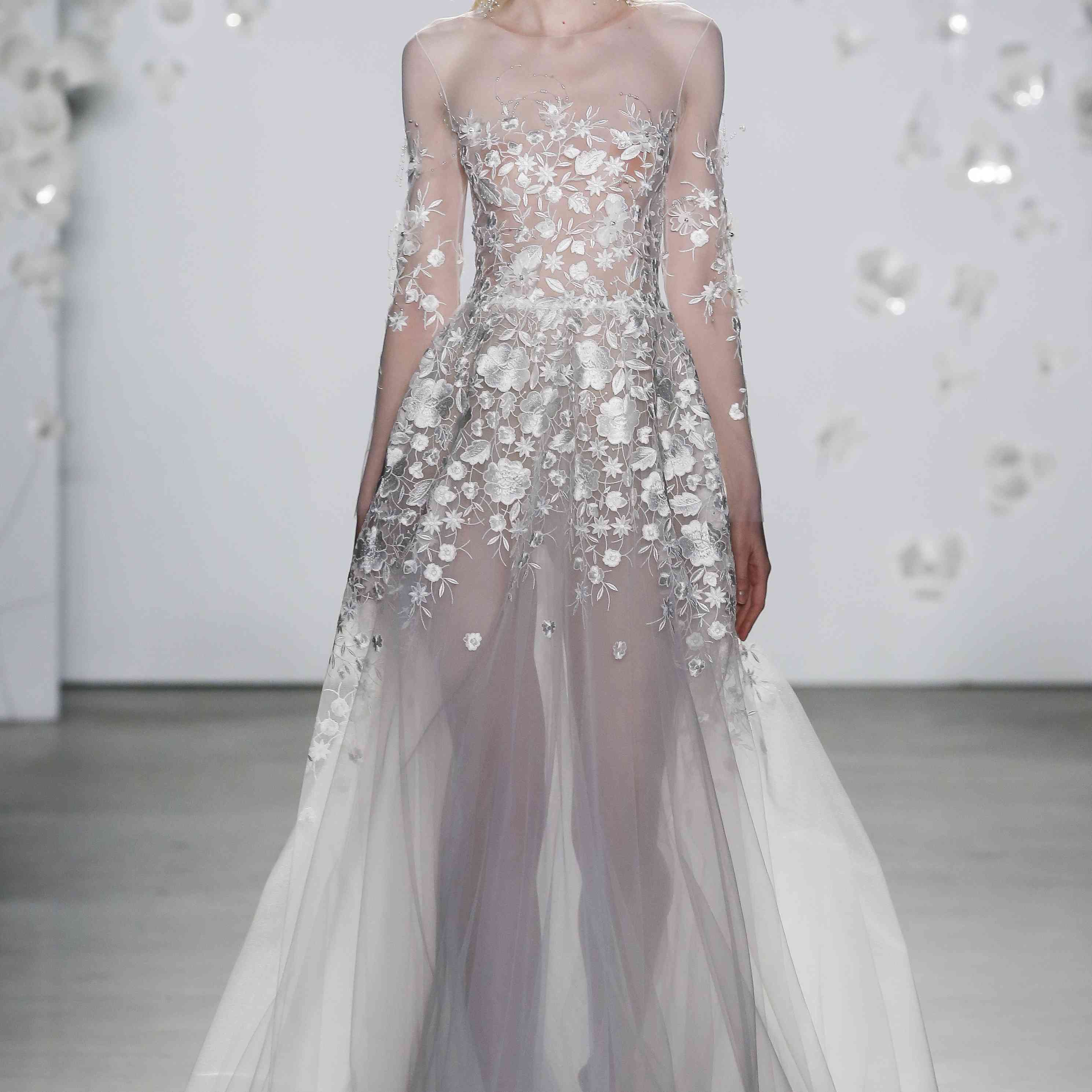 模特身着镶花的长袖透明长衫