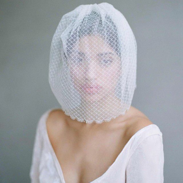 穿着扇形鸟笼面纱的新娘