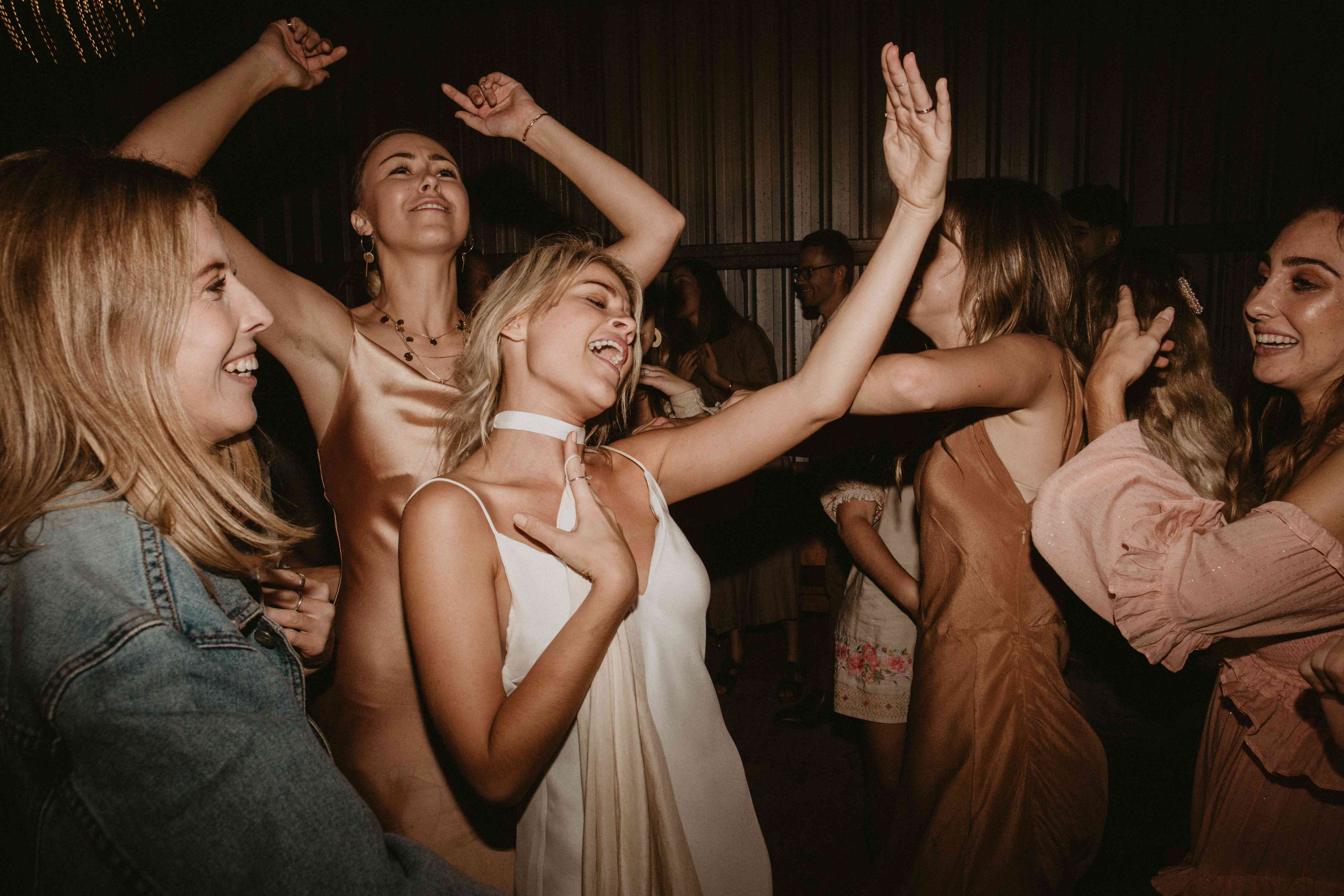 新娘和朋友跳舞