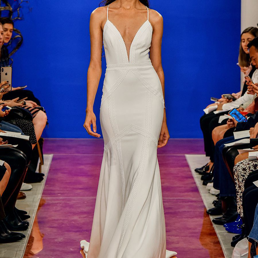 在绉纱意粉皮带长袍的模型走跑道与急剧领口