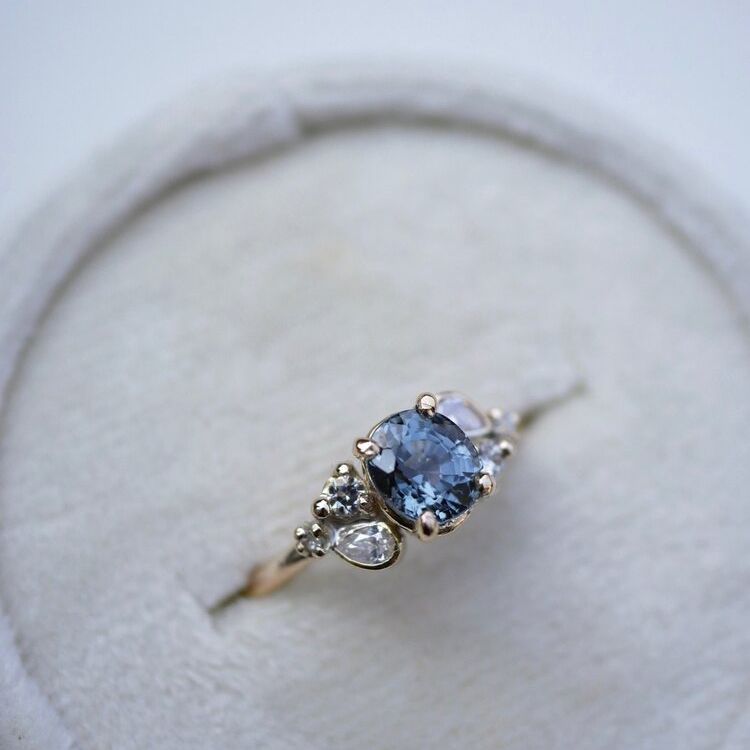 艾米莉督导人设计蓝宝石花园戒指