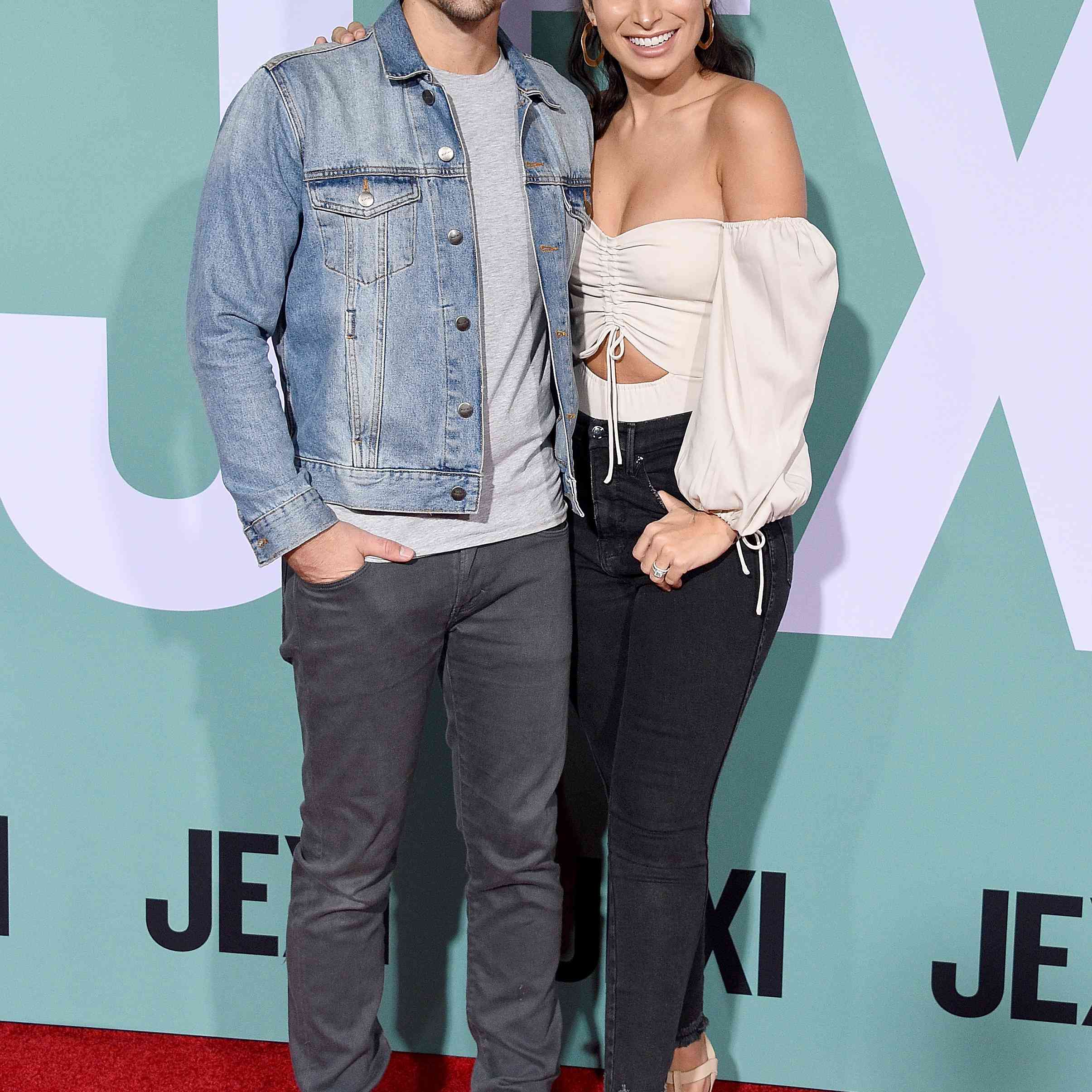 一对情侣在红地毯上摆姿势